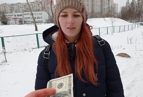 Рыжая русская девица согласилась сделать минет незнакомцу за сто долларов, а потом, еще за сотку потрахалась