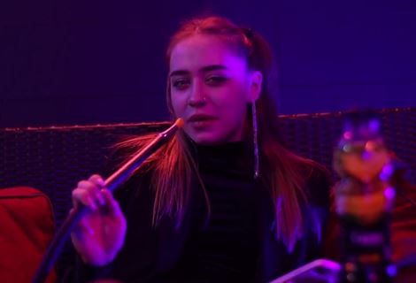 Сочная красотка отблагодарила старого знакомого в клубе сексом за романтический сюрприз