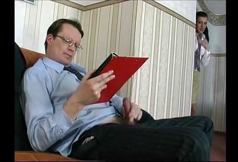 Не ловко, когда секретарша заметила шефа во время онанизма на работе