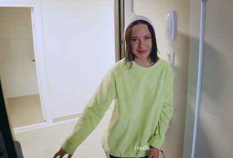 Соседка напросилась в квартиру, а когда я пошел в магазин начала мастурбировать и была пойманна