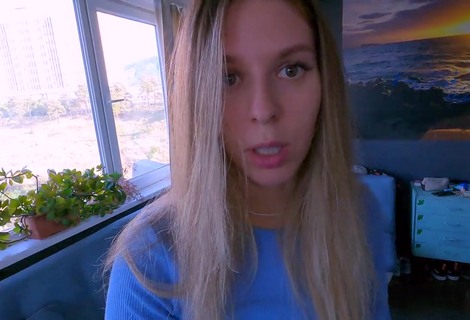 Жена друга пришла поговорить, что муж её не ебет месяц уже и наверное не любит